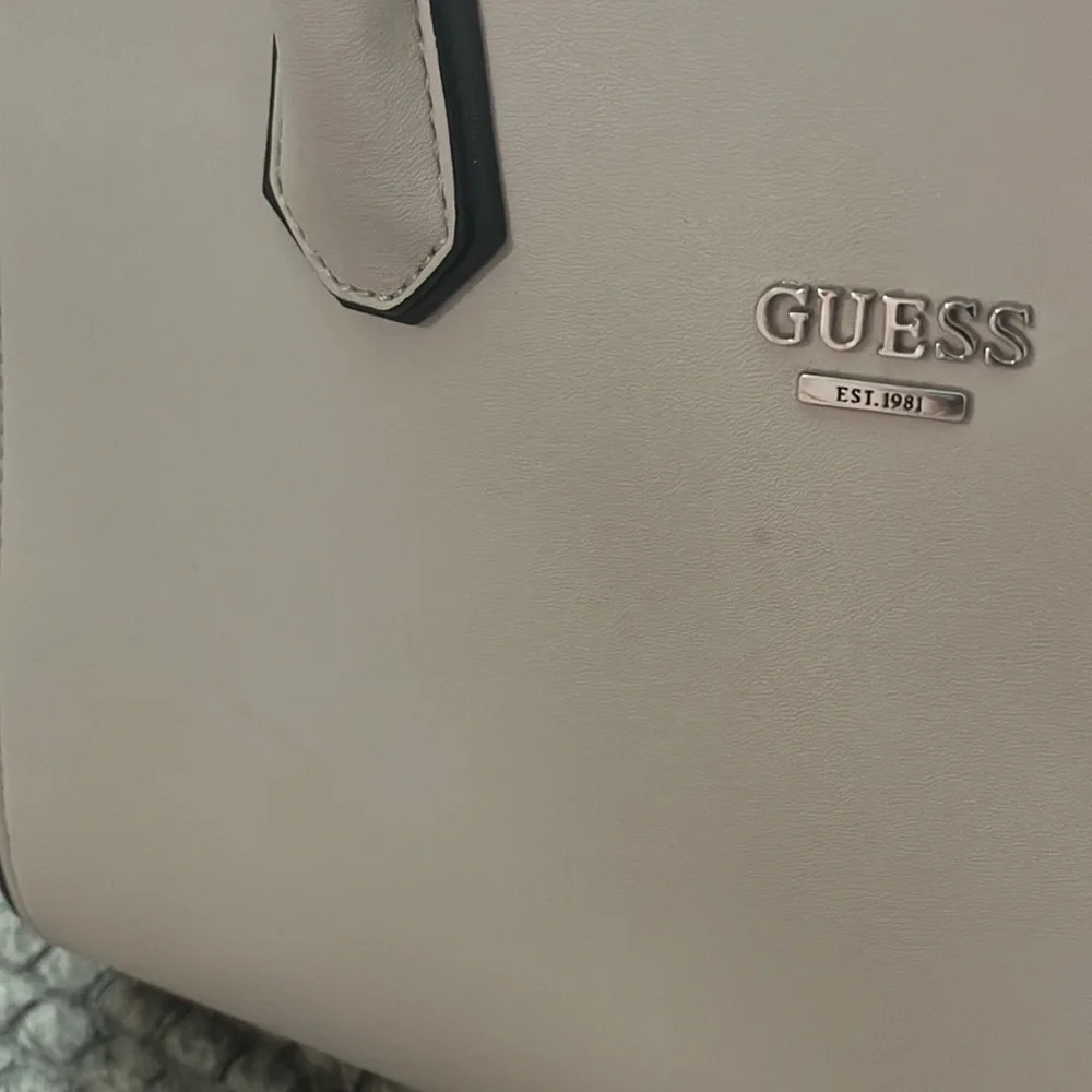 Guess Large Satchel Crossbody Bag with LEOPARD interior print - Picture 2 of 12